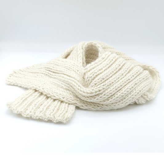 This chunky alpaca wool scarf knitting kit uses alpaca yarn from British and Irish farms.It uses single pointed needles and we can inclue lovely bamboo knitting needles.