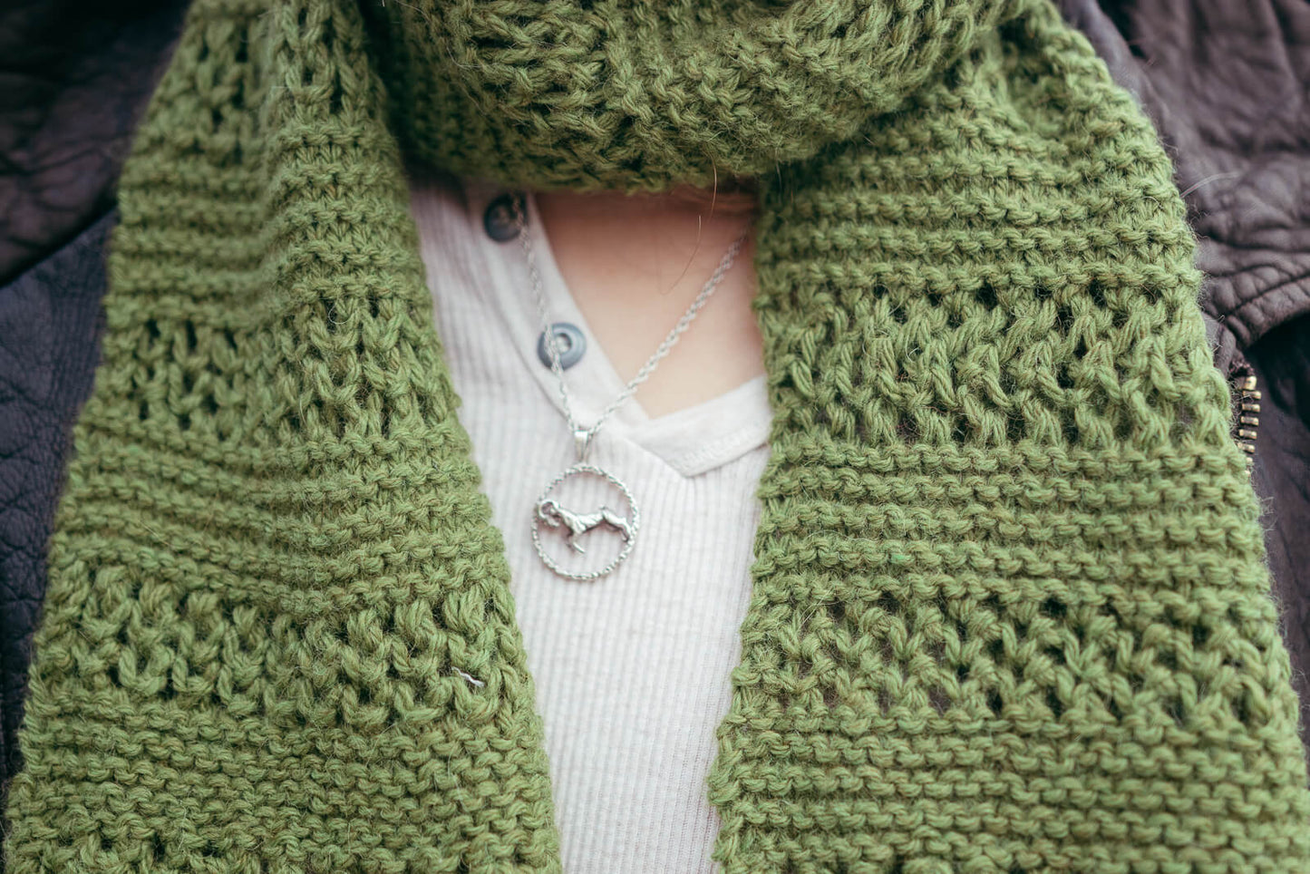 This alpaca wool scarf knitting kit uses alpaca yarn from British and Irish farms.