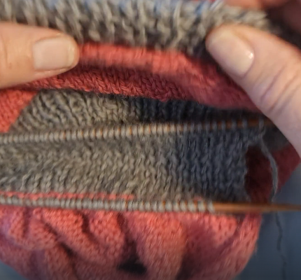 Load video: Video demonstrating the 3-needle bind-off or cast-off technique