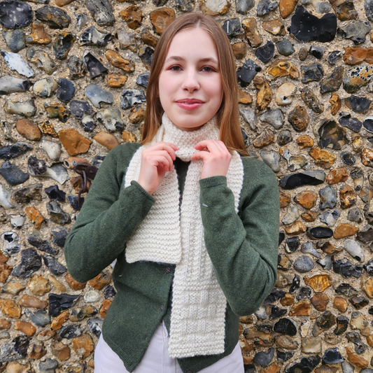 This chunky alpaca wool beginners scarf knitting kit uses alpaca yarn from British and Irish farms.It uses single pointed needles and we can include lovely bamboo knitting needles.